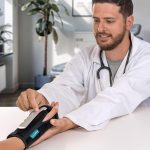 ComfyBrace® Carpal Tunnel Wrist Brace – with Splint and Palm Cushion -…